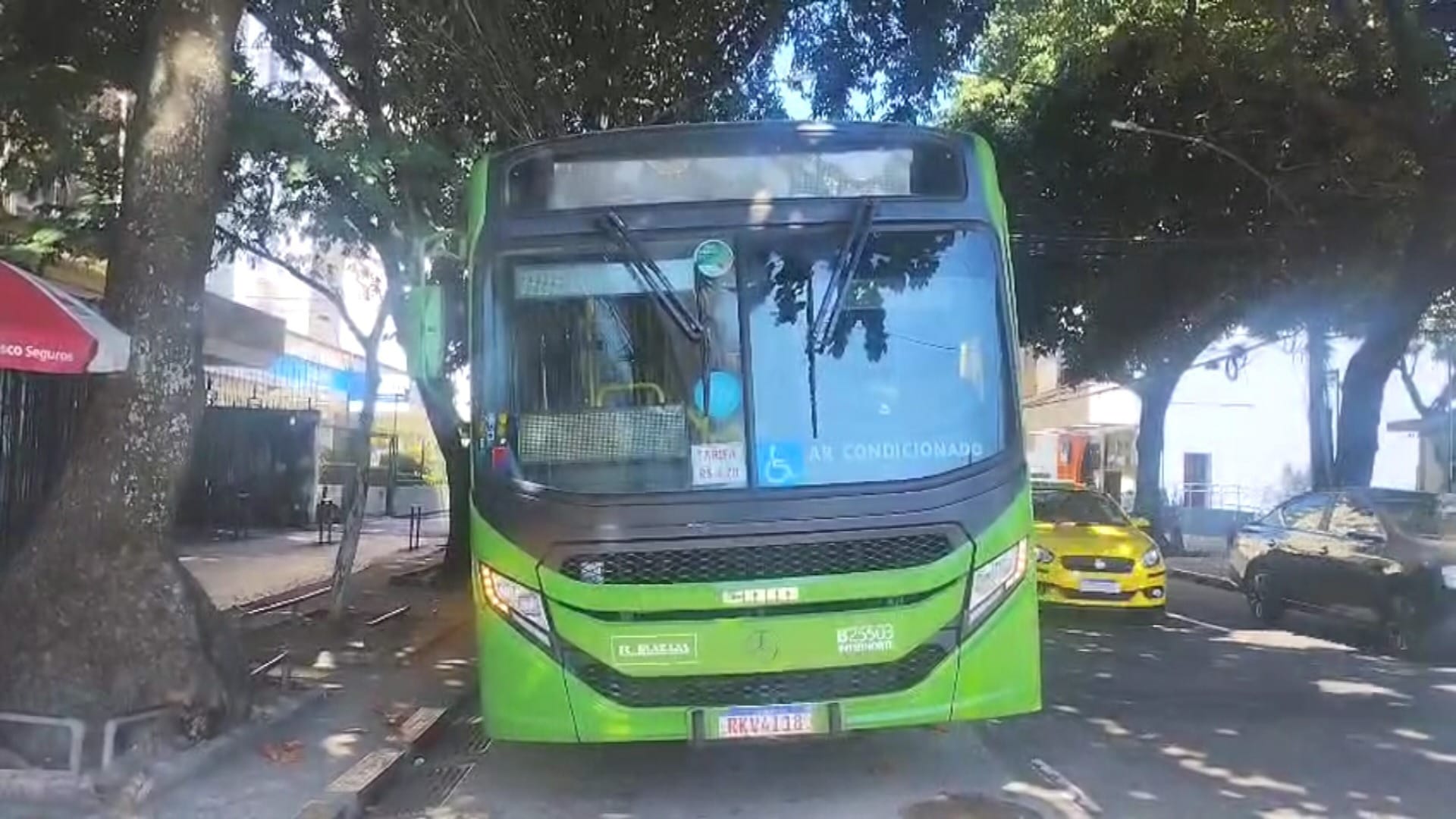 Passageiros se jogam de ônibus em movimento para fugir de assalto no Rio