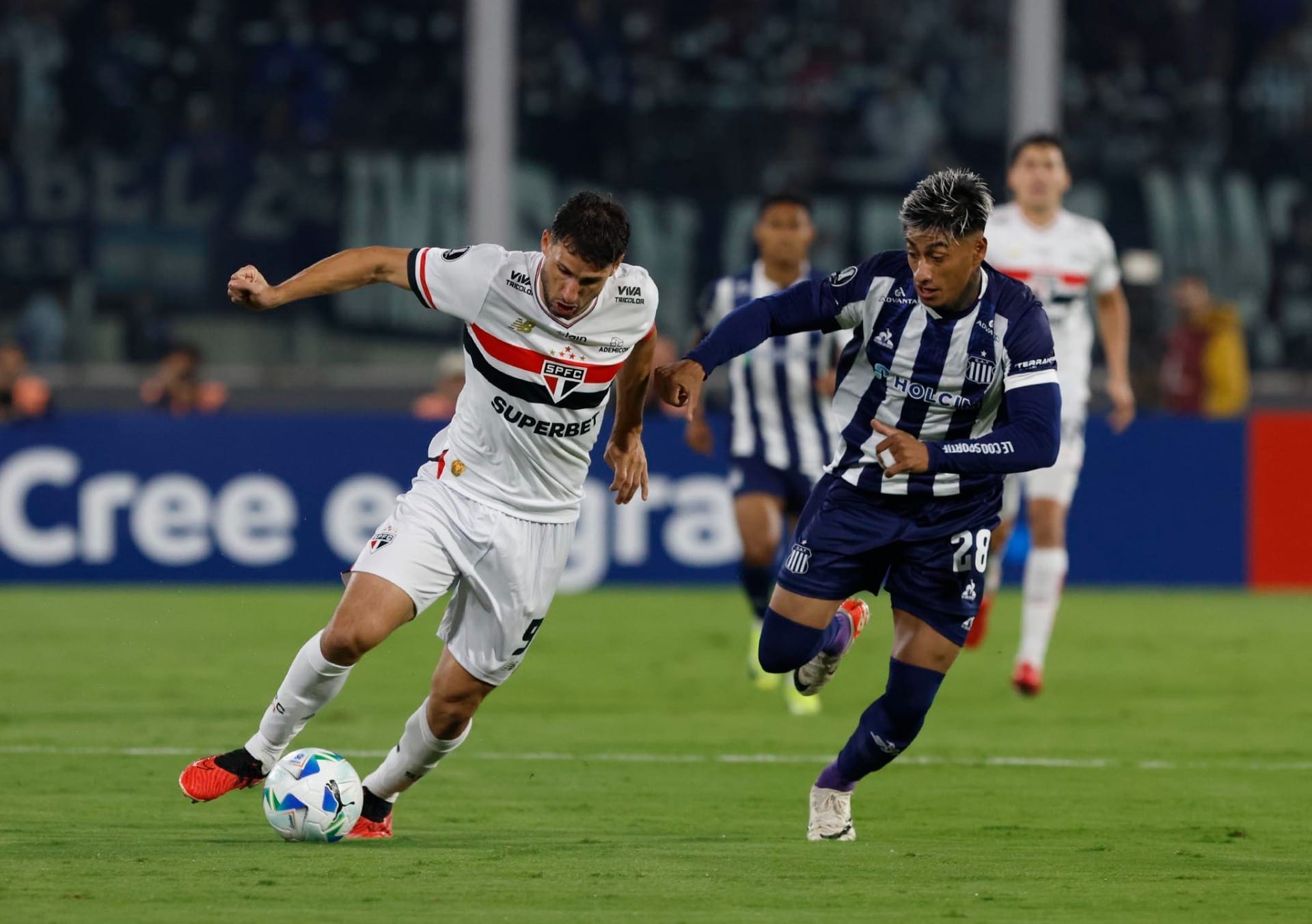Cicinho: "São Paulo tem totais condições de não sofrer e se classificar na Libertadores"