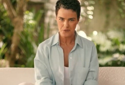 Ana Paula Arósio reaparece em novo comercial com os cabelos grisalhos
