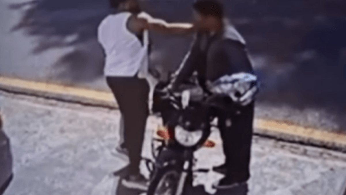 Vídeo: entregador de app é agredido por cliente durante discussão em SP