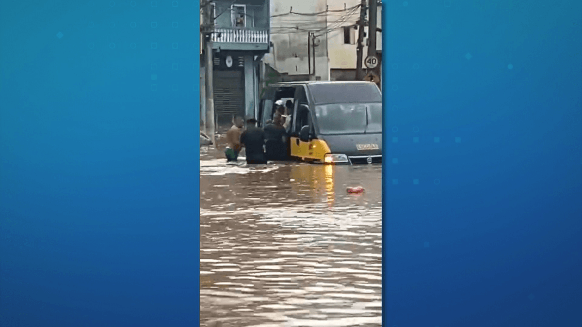 Vídeo: crianças são resgatadas de van escolar presa em enchente em Guarulhos (SP)