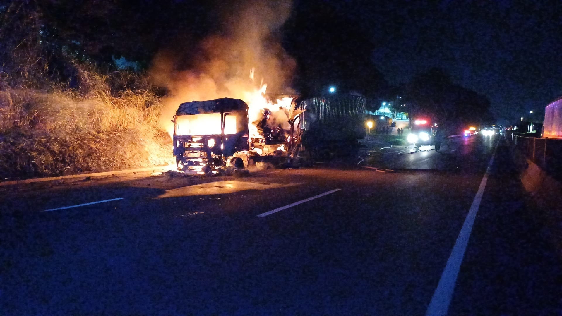 Carreta que transportava alimentos pega fogo na Dutra e causa congestionamento em Aparecida