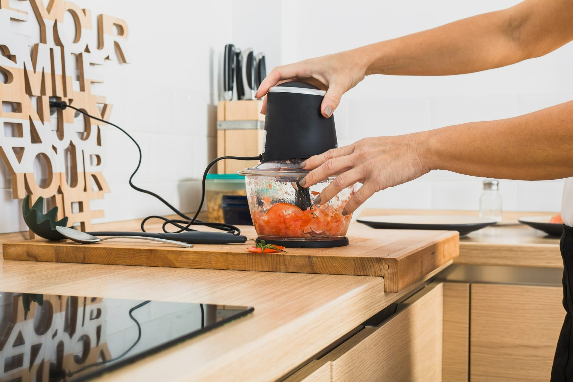 O processador ajuda a cortar, fatiar e ralar ingredientes sólidos. / Foto: Freepik