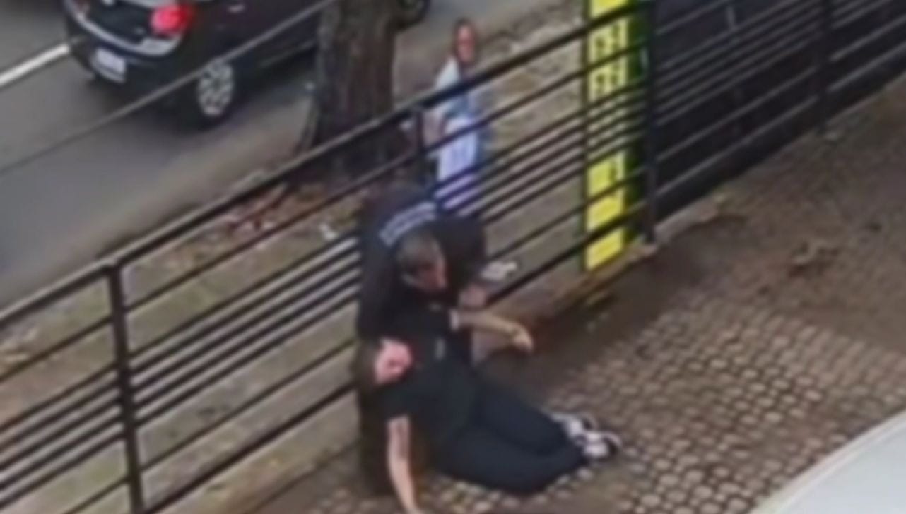 Câmera flagra mulher desmaiando ao ser agredida pelo companheiro; o agressor foi preso