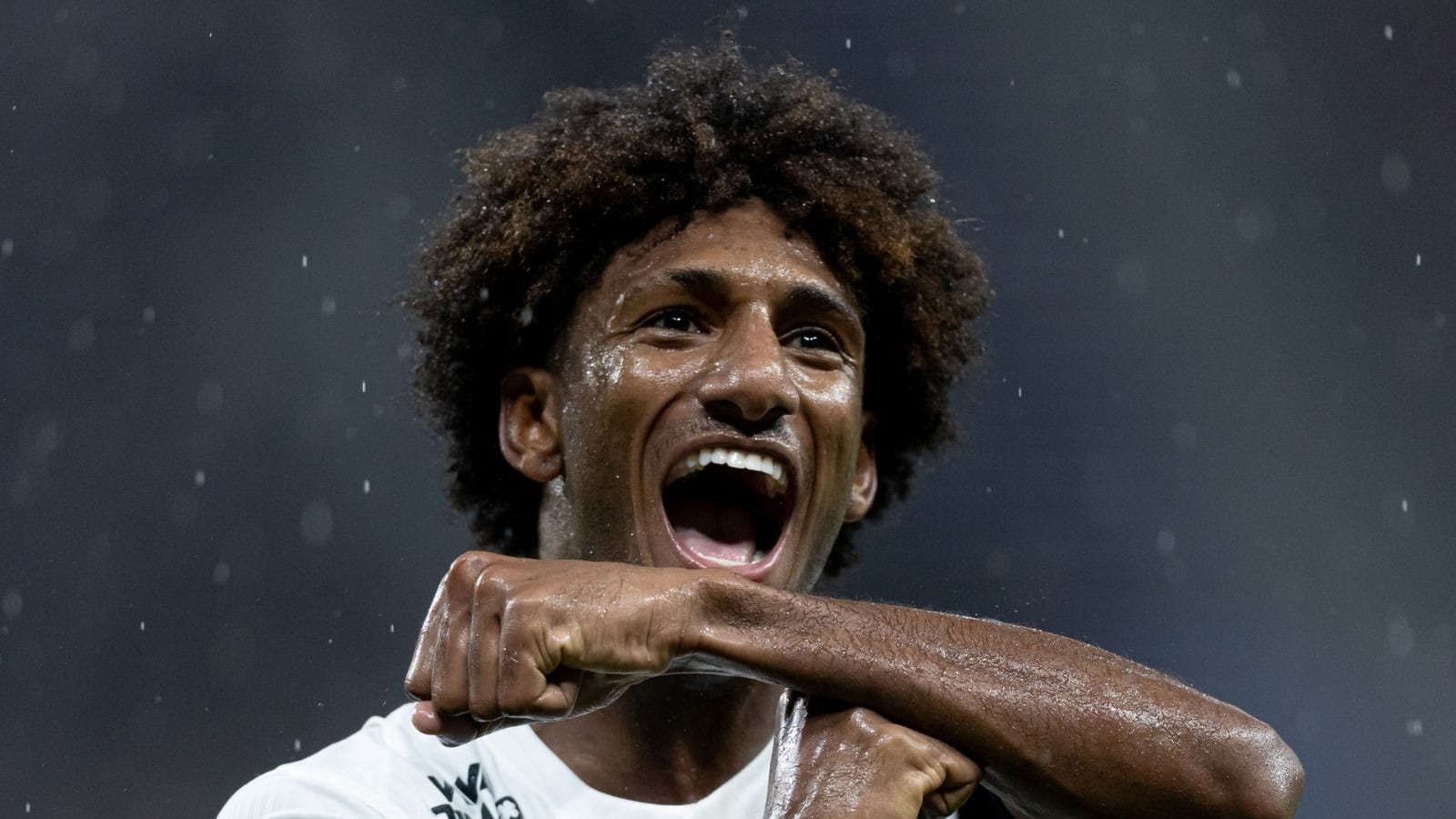 Ronaldo Giovaneli celebra permanência de Talles Magno no Corinthians: "Jogador diferenciado"