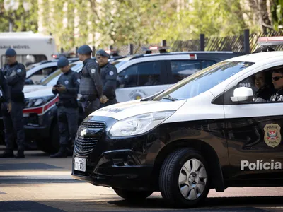 Policiais ficam feridos após viatura capotar durante perseguição em SP