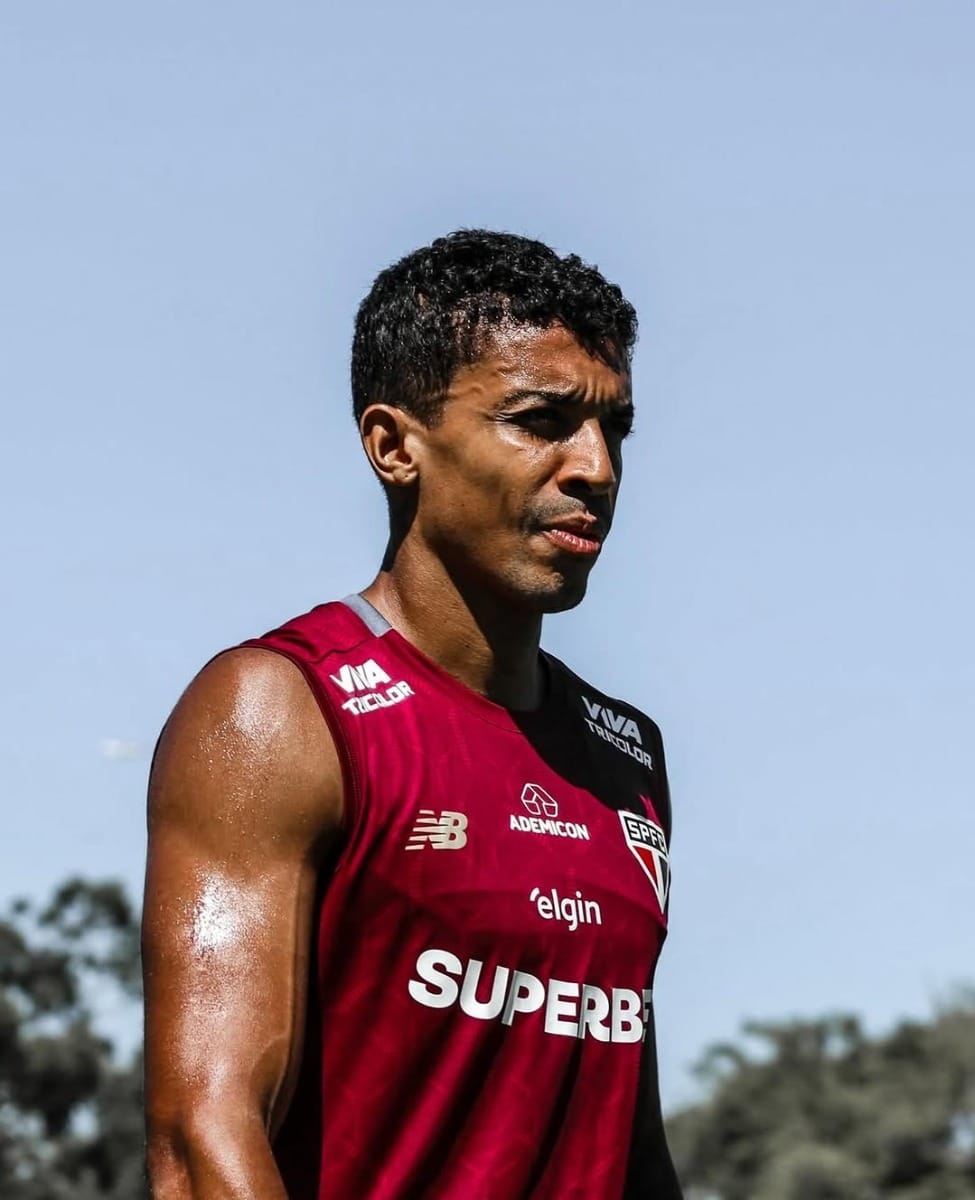 Luiz Gustavo é internado com dores do peito e desfalca o São Paulo por tempo indeterminado