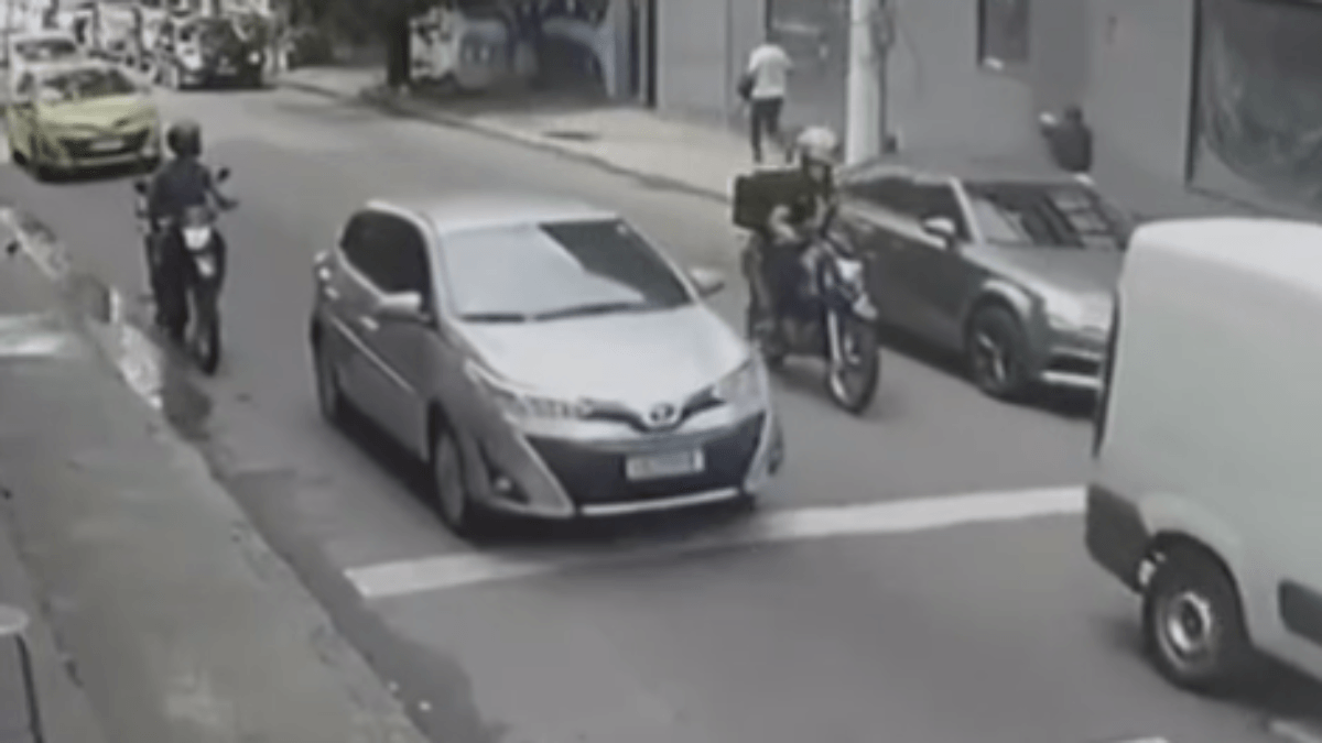 Vídeo: policial federal finge se render e mata criminoso em tentativa de assalto no RJ