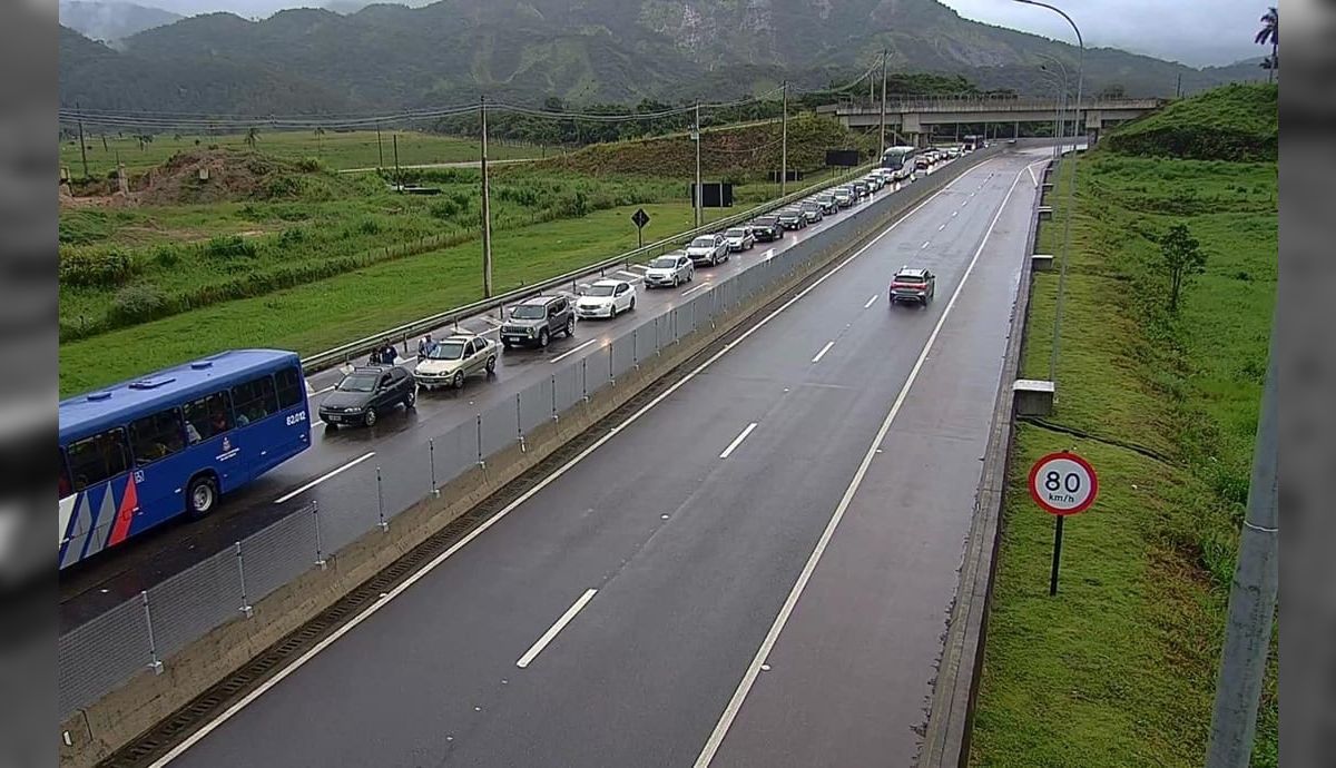 Descida da serra na Tamoios é interditada por excesso de chuva; tráfego segue em comboio
