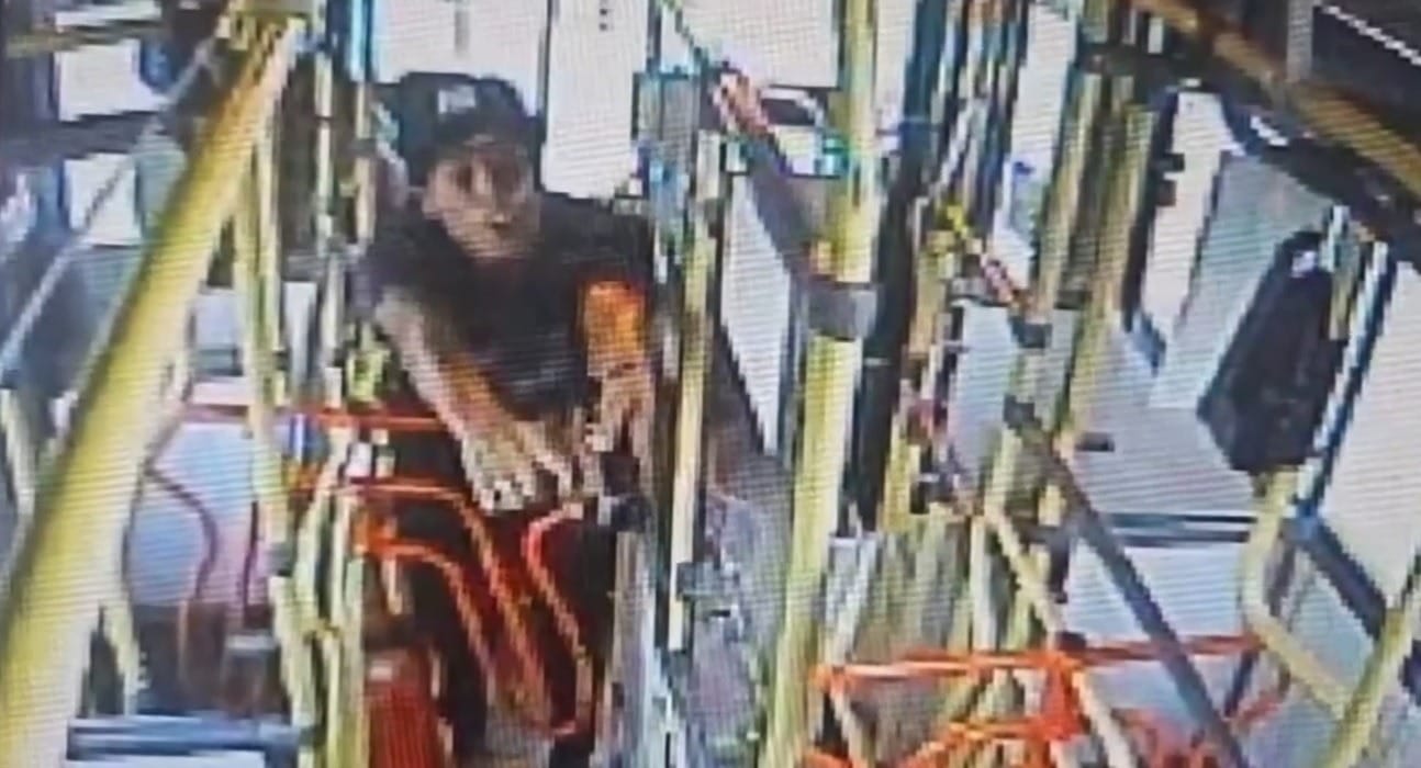 Vídeo mostra ação de assaltantes que fez passageiros saltarem de ônibus no RJ