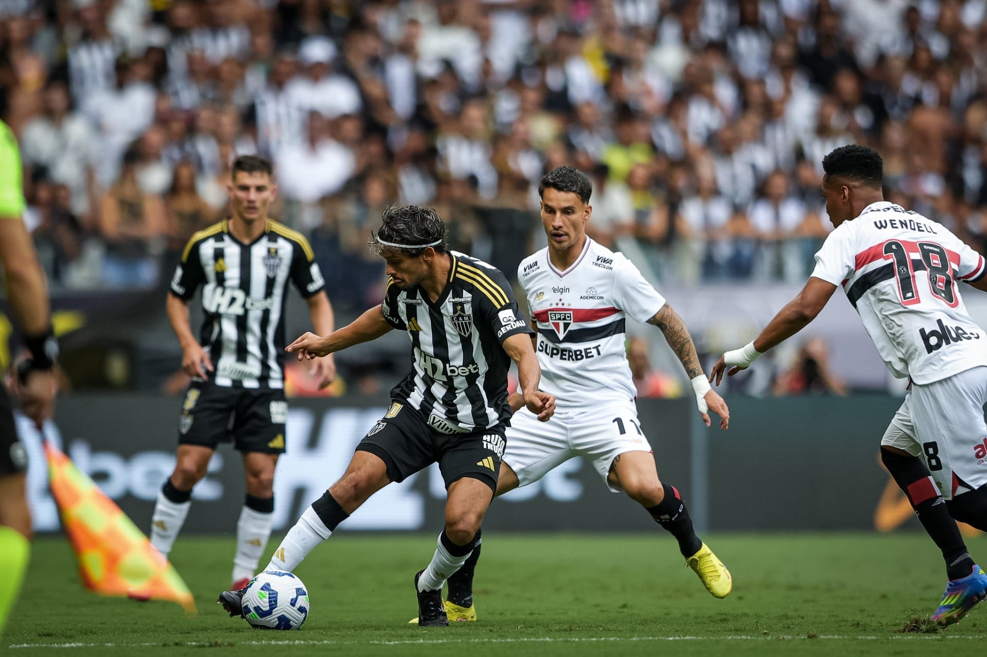 São Paulo só empata com Atlético-MG, tem Calleri expulso e segue sem vencer no Brasileiro