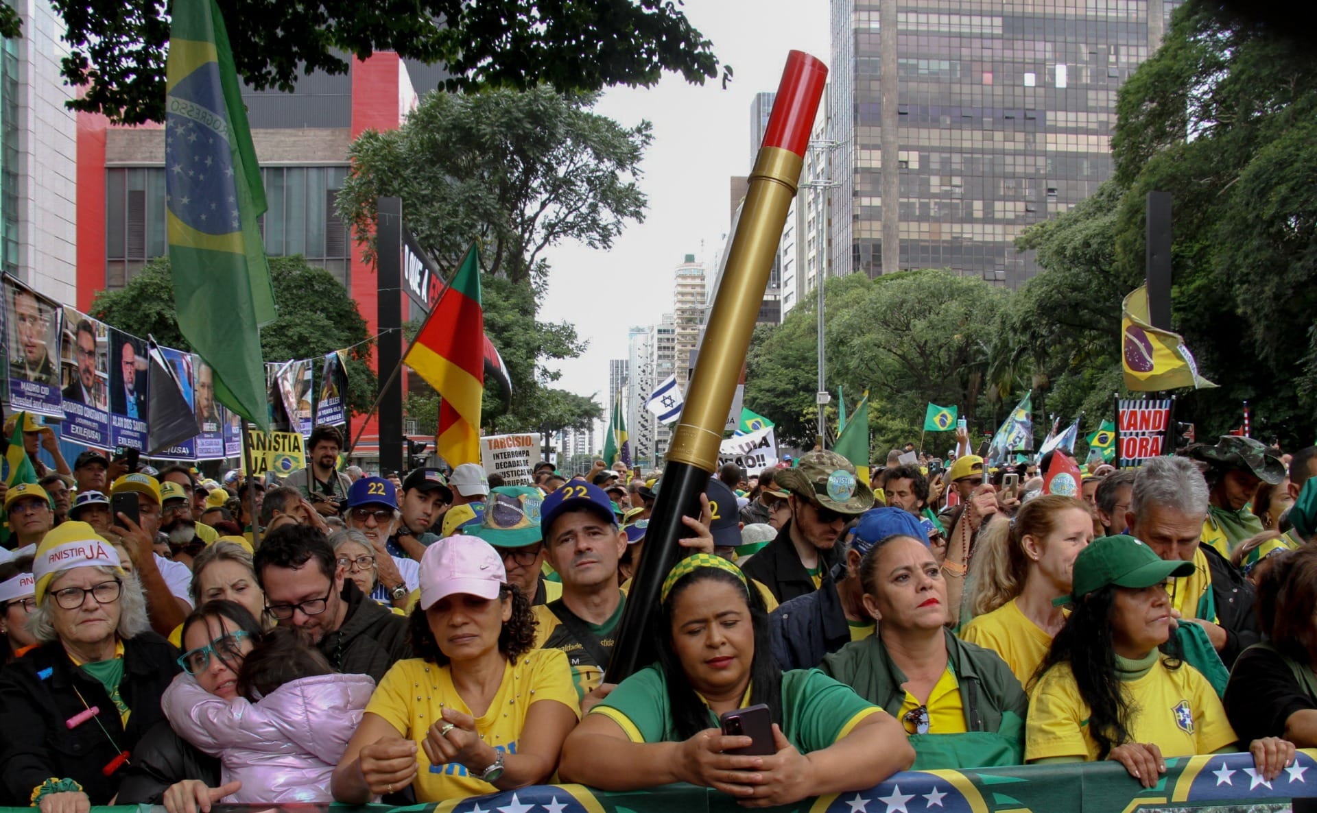 Manifestantes bolsonaristas na Avenida Paulista, em São Paulo, neste domingo (6) | Foto: Raul Luciano/Ato Press/Estadão Conteúdo