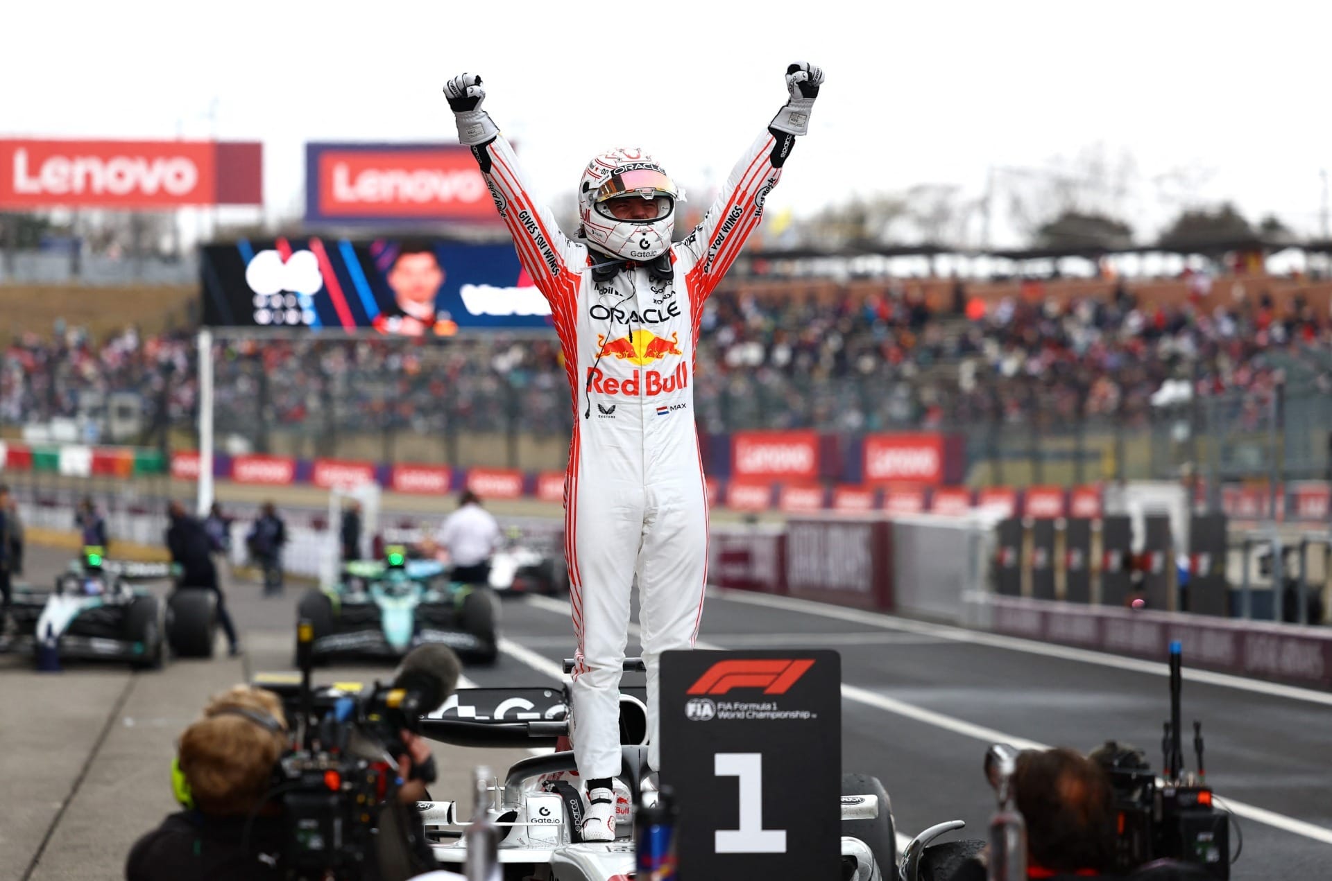 Max Verstappen segura dupla da McLaren e vence o GP do Japão