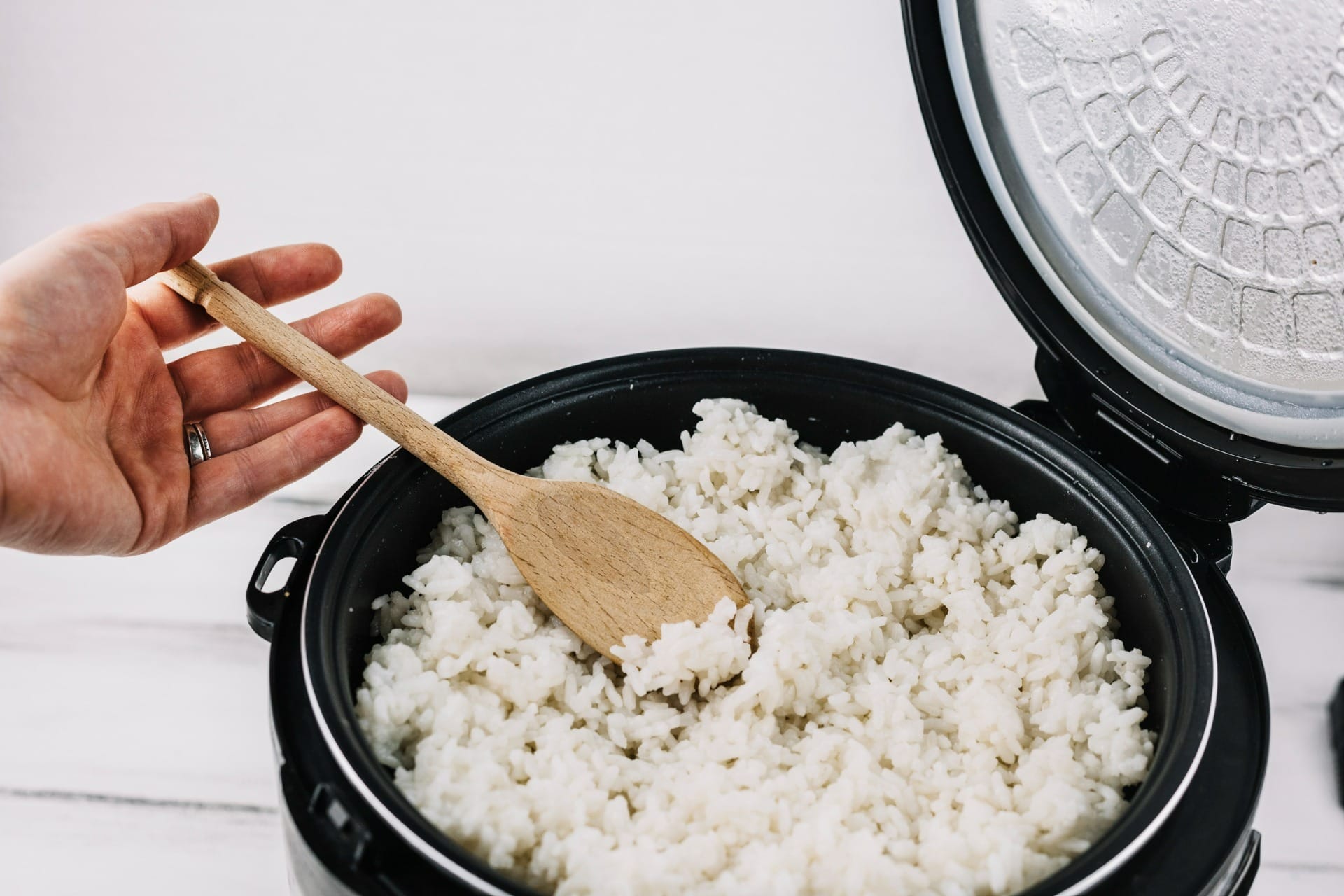 Prepare suas receitas com mais praticidade na panela elétrica. / Foto: Freepik