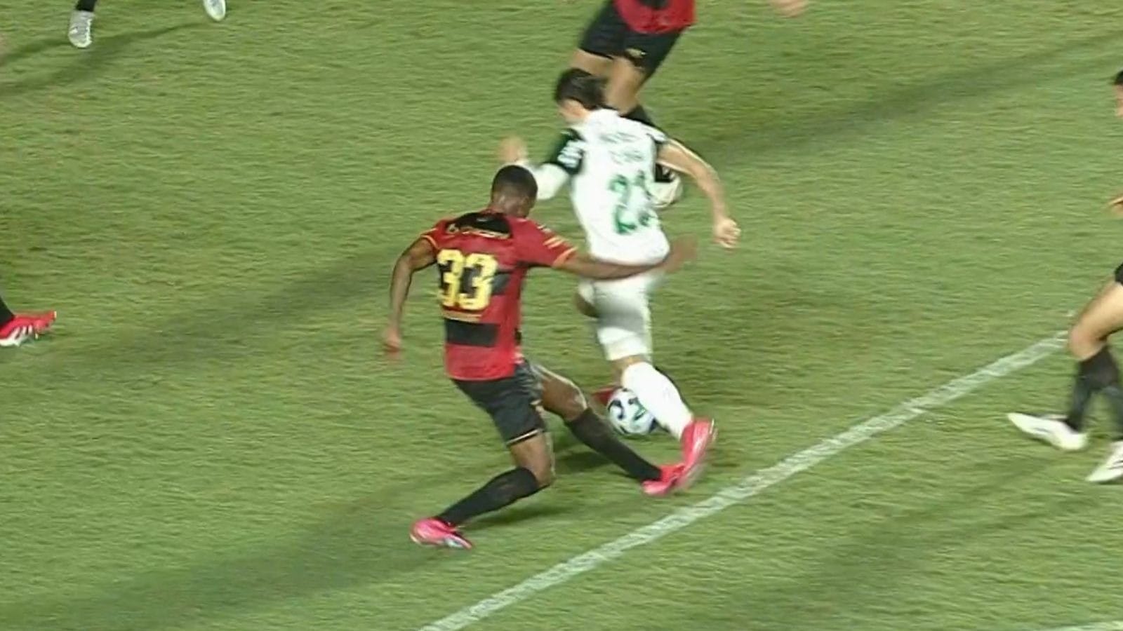 Comentaristas do Jogo Aberto discordam de pênalti em Raphael Veiga em Sport x Palmeiras