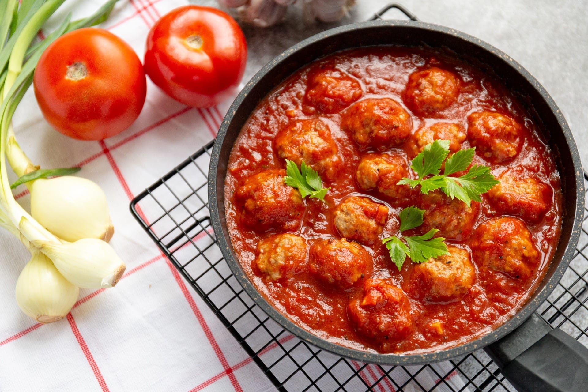 Almôndegas com molho de tomate caseiro é o almoço perfeito