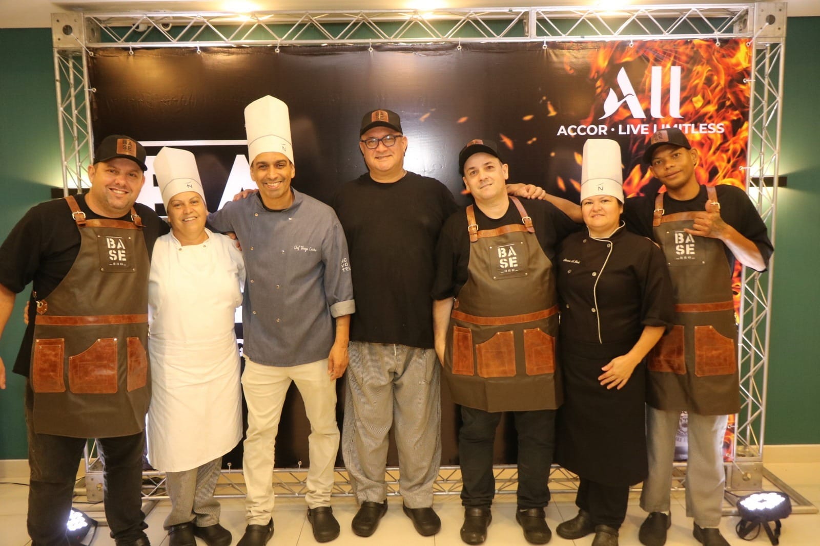 Augusto, Marlene, Chef Thiago, Marcos, Carlos, Simone e Fabricio (parte da equipe da cozinha Novotel SJC)
