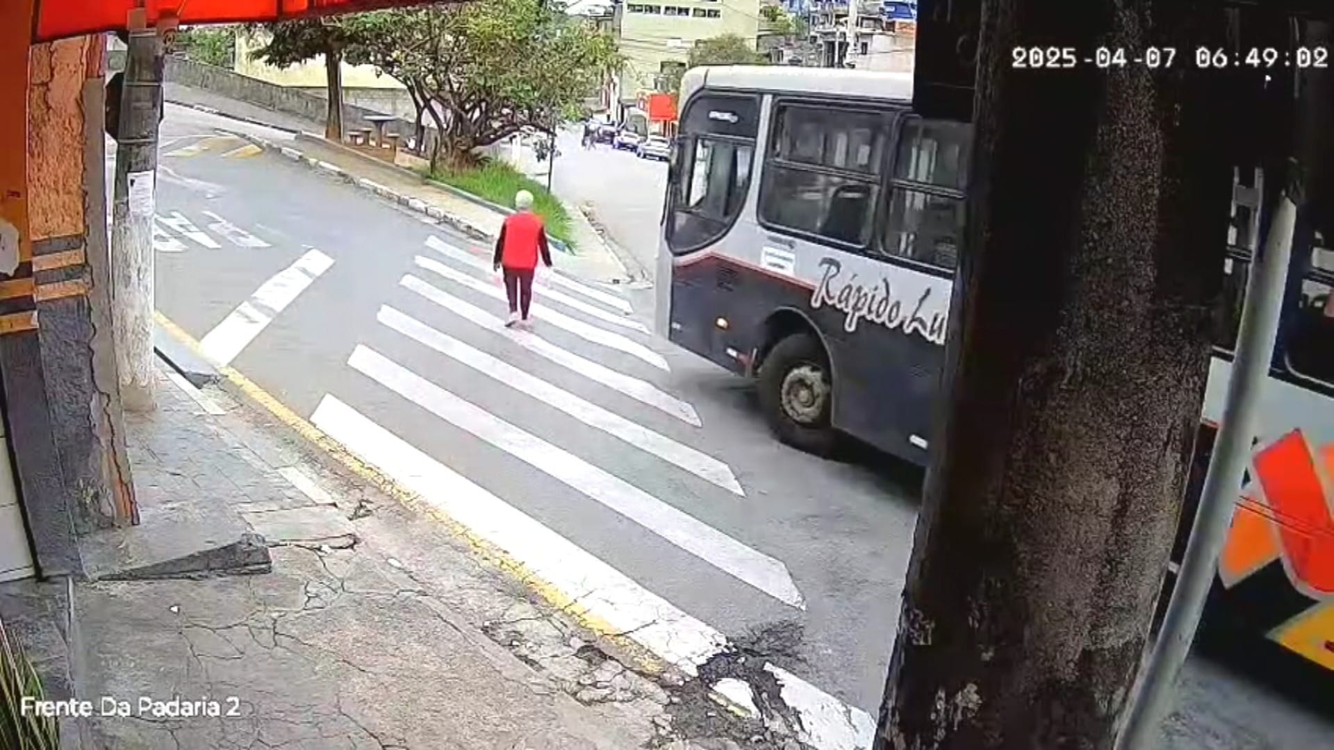 Vídeo: idosa é atropelada por ônibus na faixa de pedestre na Grande SP