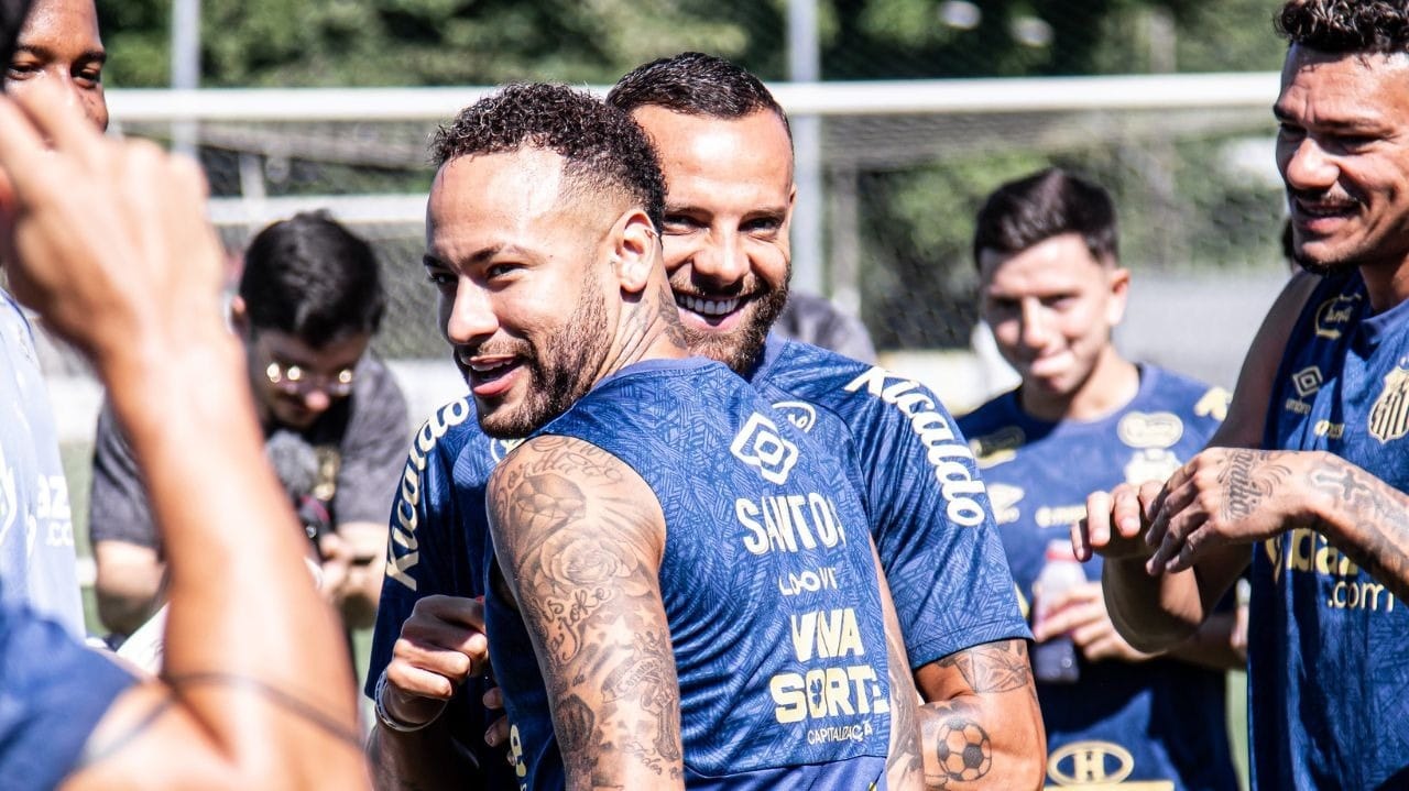 Neymar treina no campo com o Santos, mas deve ser reserva contra Fluminense por falta de ritmo