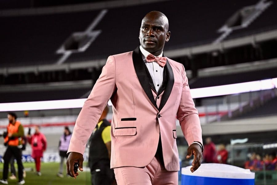 Técnico do Barcelona-EQU usa terno rosa e chama atenção pelo look novamente
