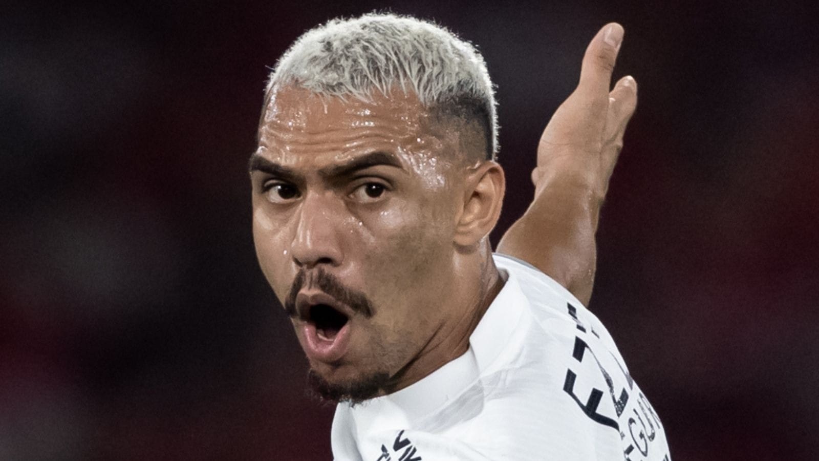 Cicinho contesta falta de Matheuzinho em Wesley: “Ele pega a bola antes do contato”