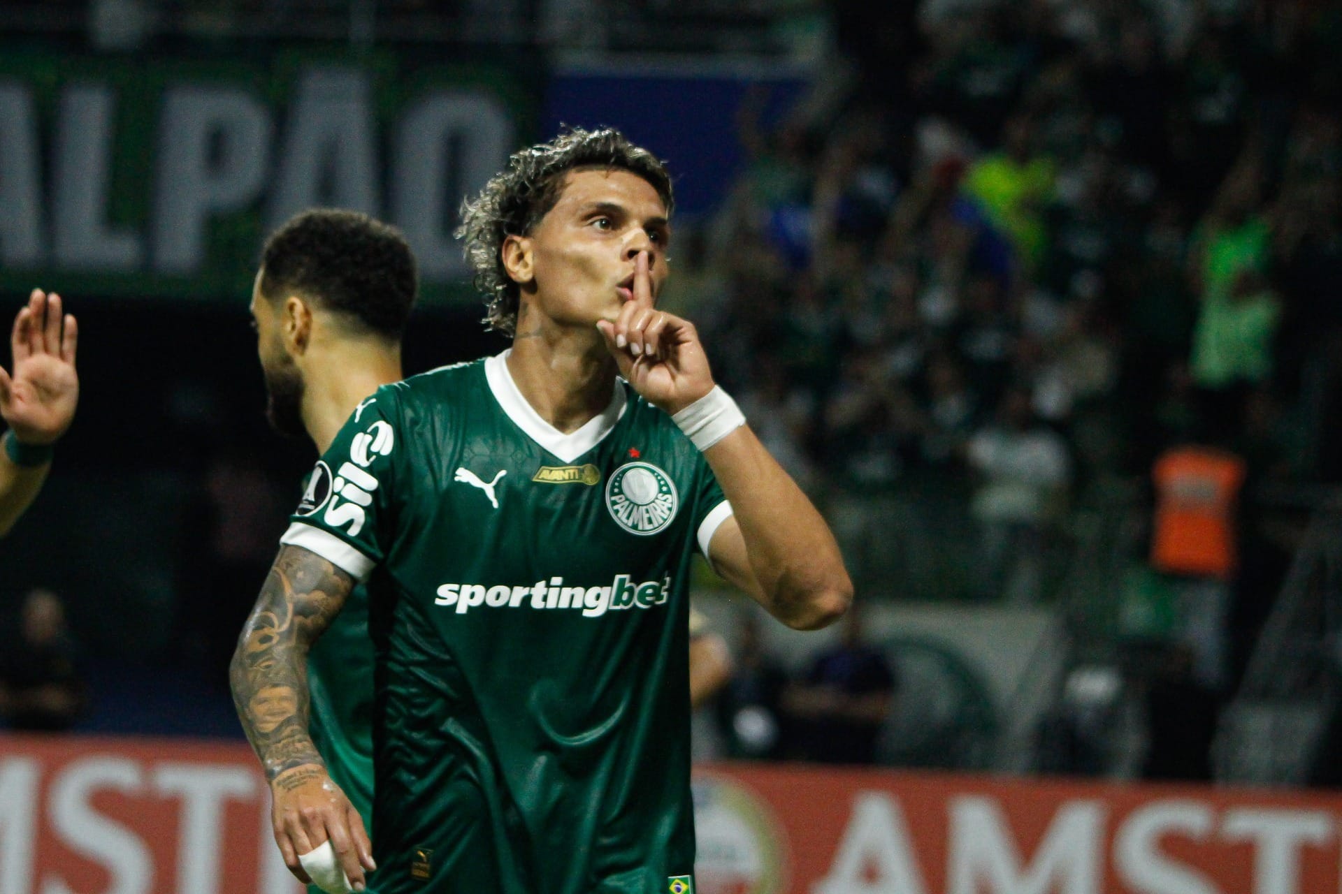 Richard Ríos pede desculpas após tentar calar tocida: "Foi de cabeça quente"