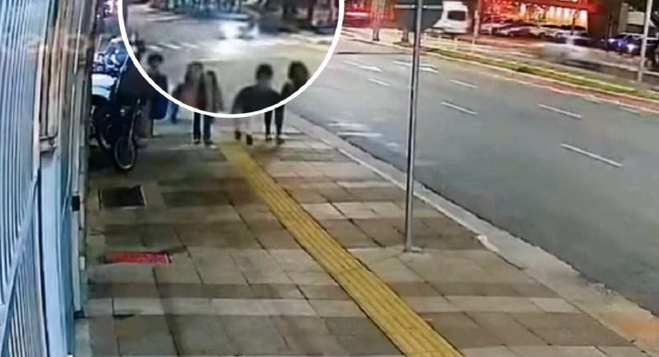 Vídeo: duas jovens morrem após serem atropeladas na faixa de pedestres na Grande SP