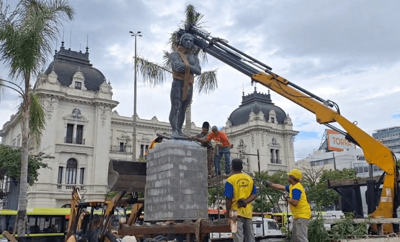 Prefeitura de Niterói realiza ação para reposicionar estátua de Arariboia, inaugurada em 1973