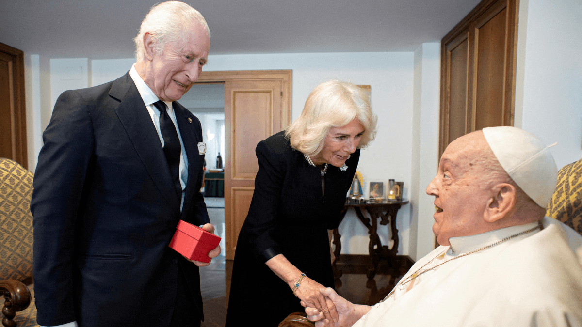 Rei Charles e rainha Camilla lamentam morte do papa e dizem estar com 'coração pesado'