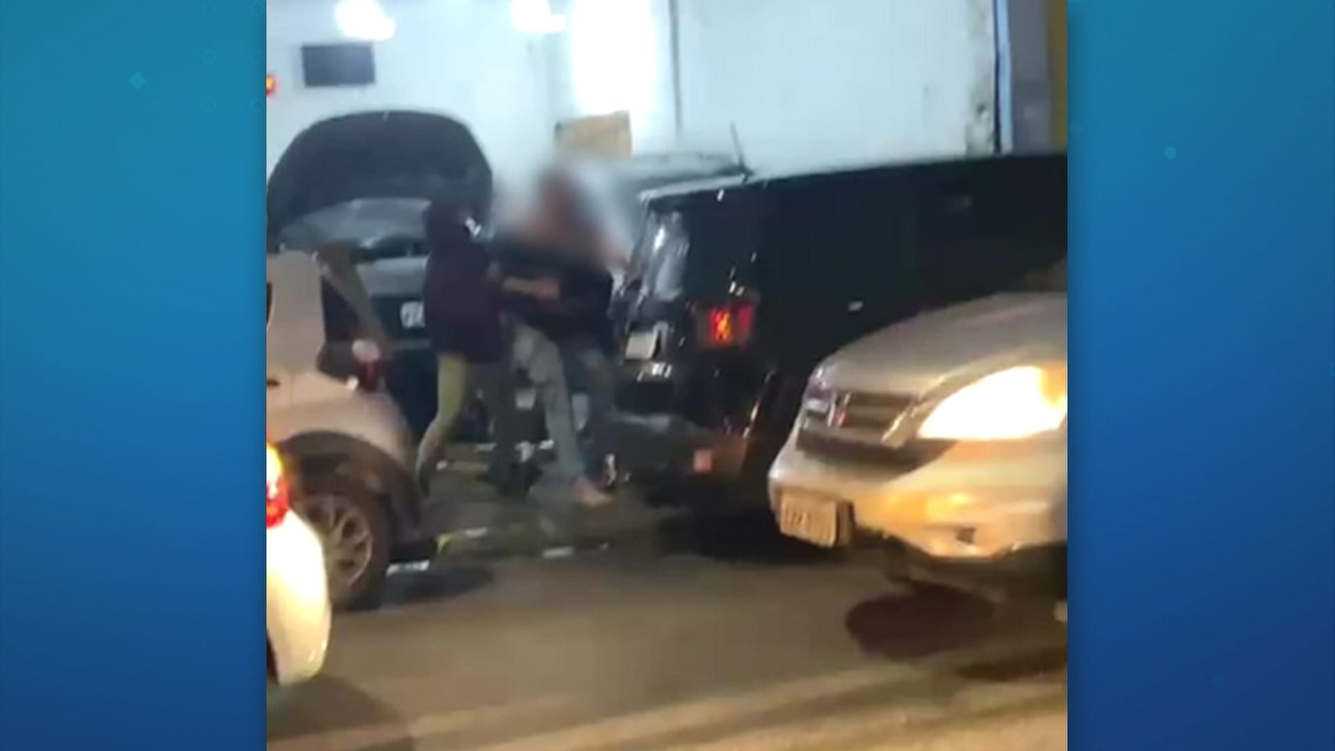 Vídeo: homem luta com criminosos para evitar ser sequestrado na porta de escola em SP