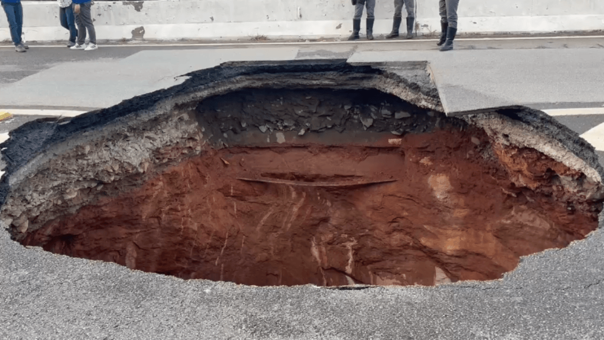 Cratera na Marginal Tietê: Sabesp faz reparo em instalação de esgoto; serviço deve durar 3 dias