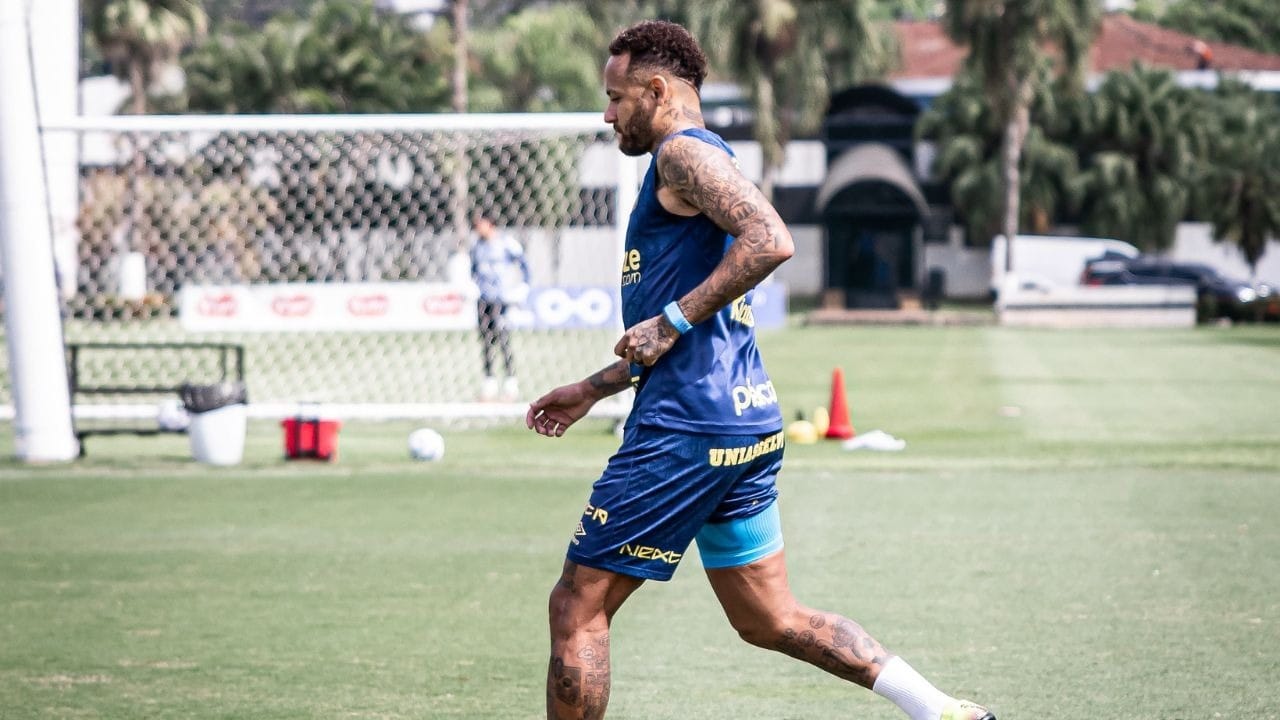 Neymar treina no campo com o Santos, mas deve ser reserva contra Fluminense por falta de ritmo