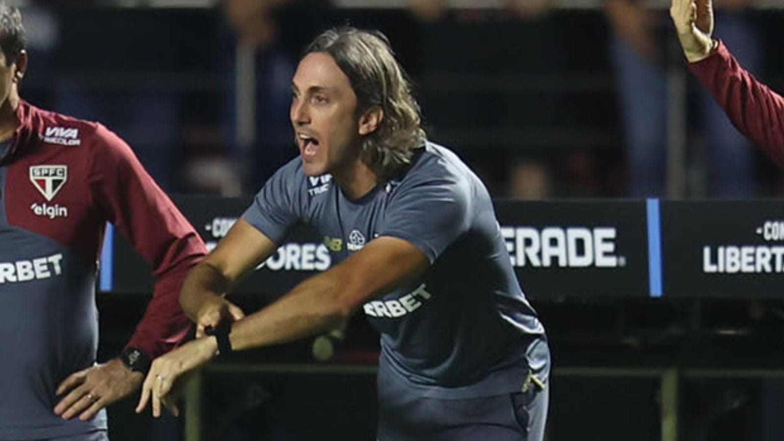 Cicinho culpa Zubeldía por empate do São Paulo e pede a demissão do treinador: “Vaza!”