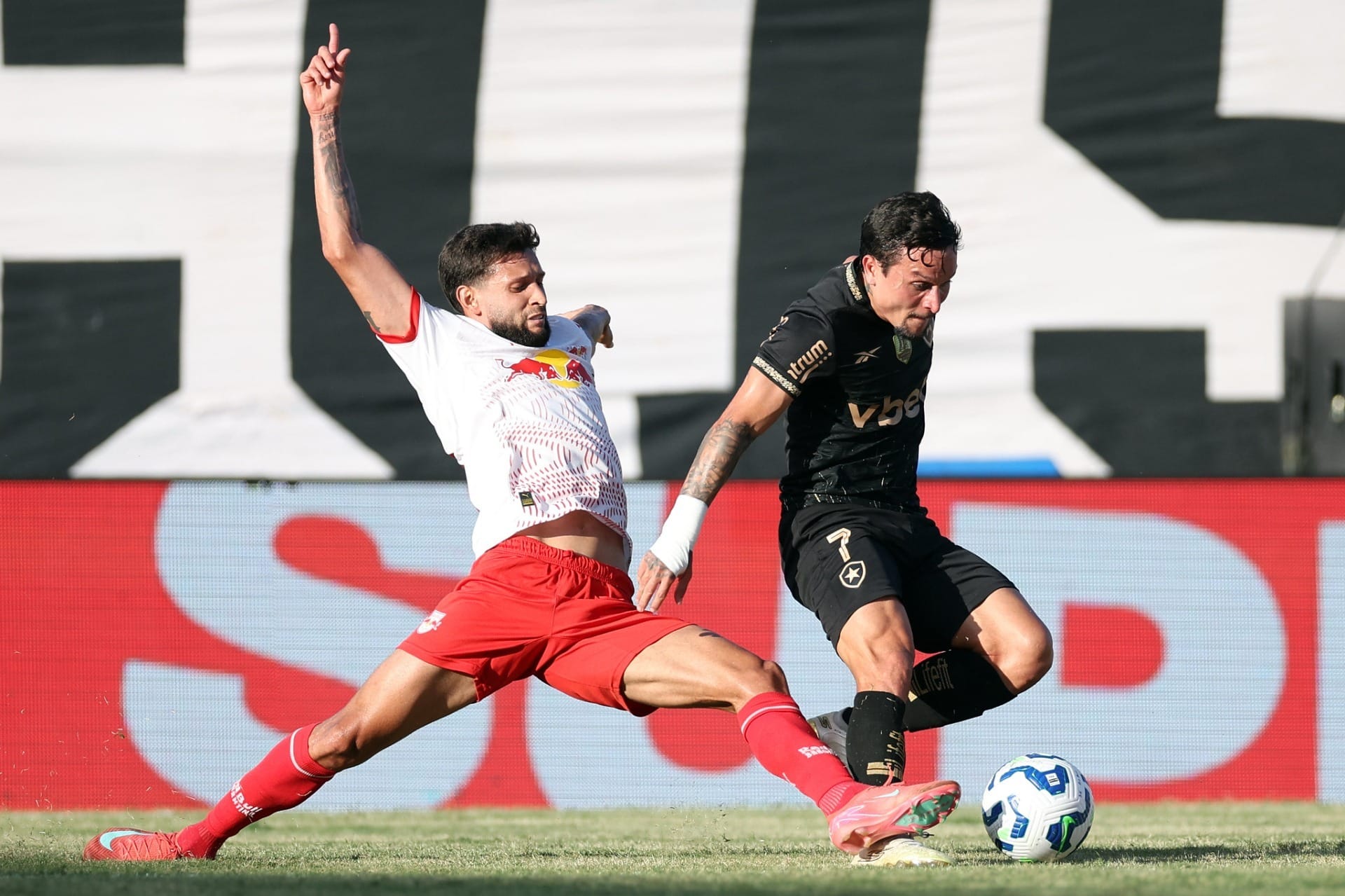 Botafogo é derrotado pelo Bragantino e Renato Paiva cobra elenco: "Temos que reagir"