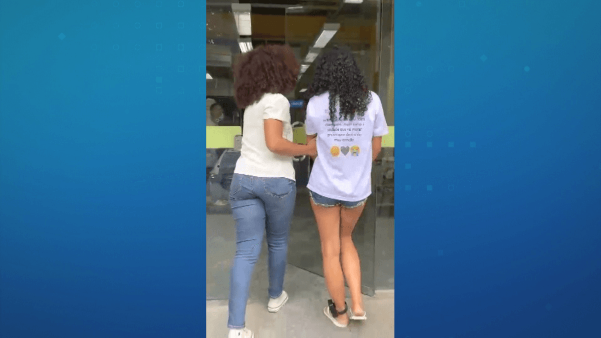 Mulher suspeita de distribuir drogas do PCC é presa no velório do namorado no RJ