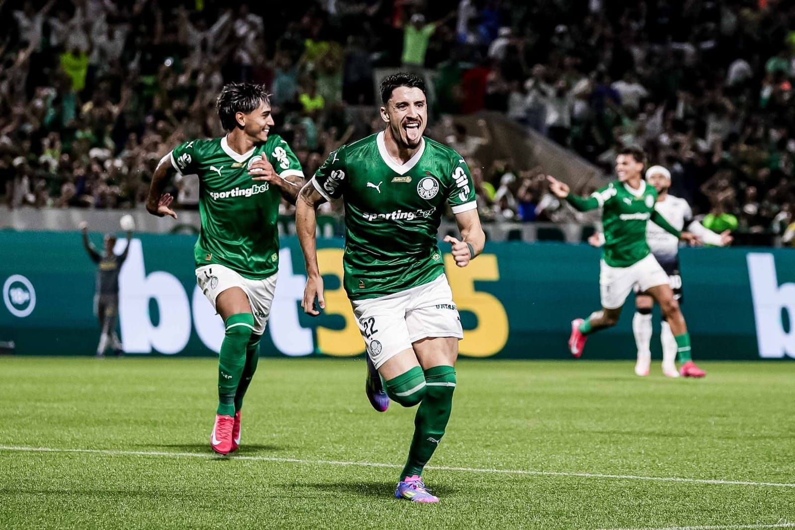Palmeiras incorpora espírito do dérbi, faz melhor jogo no ano e ganha do Corinthians