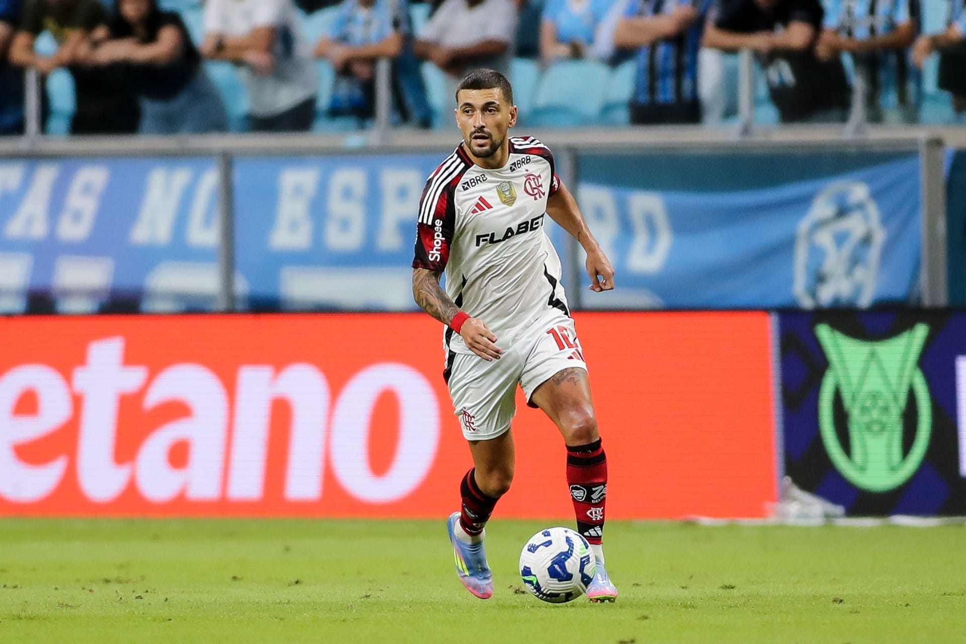 Com dois gols de Arrascaeta, Flamengo bate Grêmio e assume a liderança do Brasileirão