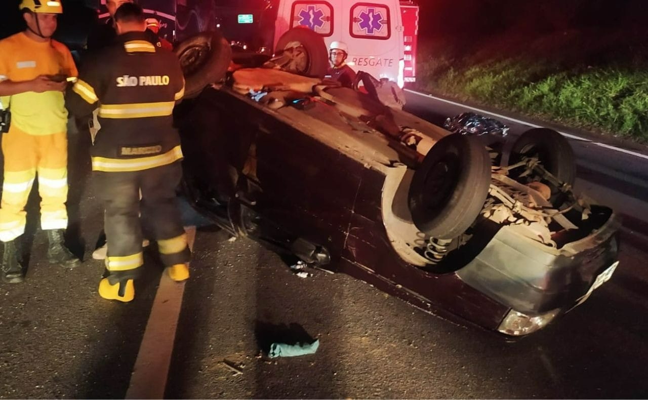 Homem morre e mulher fica em estado grave após capotamento na Dutra, em São José dos Campos