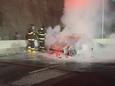 Carro pega fogo e bombeiros são acionados, em Caraguatatuba
