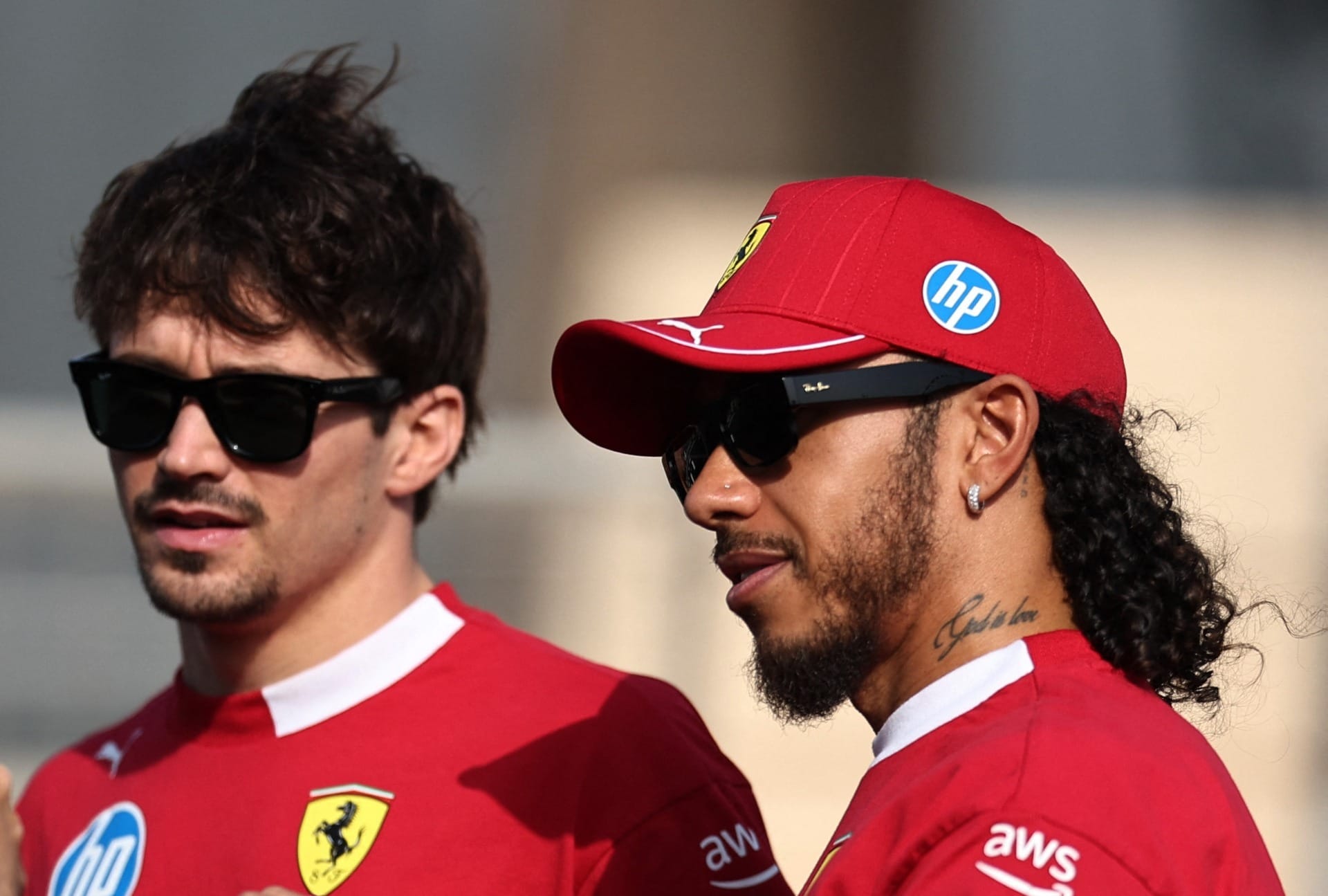 Em momentos distintos, Hamilton e Leclerc analisam performance da Ferrari