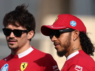 Em momentos distintos, Hamilton e Leclerc analisam performance da Ferrari
