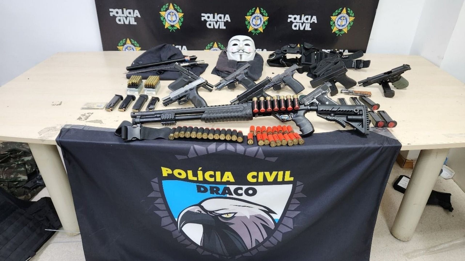 'Festa da milícia': polícia invade aniversário de milicianos e prende 9 em flagrante no RJ
