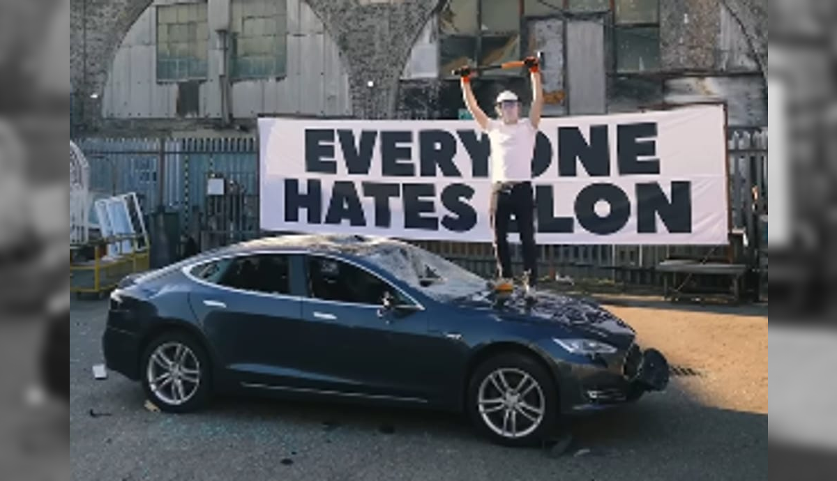 Tesla é destruído em ato contra Elon Musk em Londres