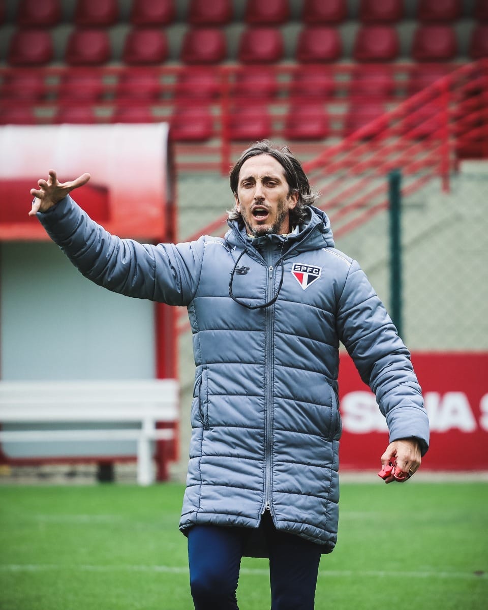 Diretor do São Paulo garante Zubeldía no cargo ao menos até o clássico com o Santos