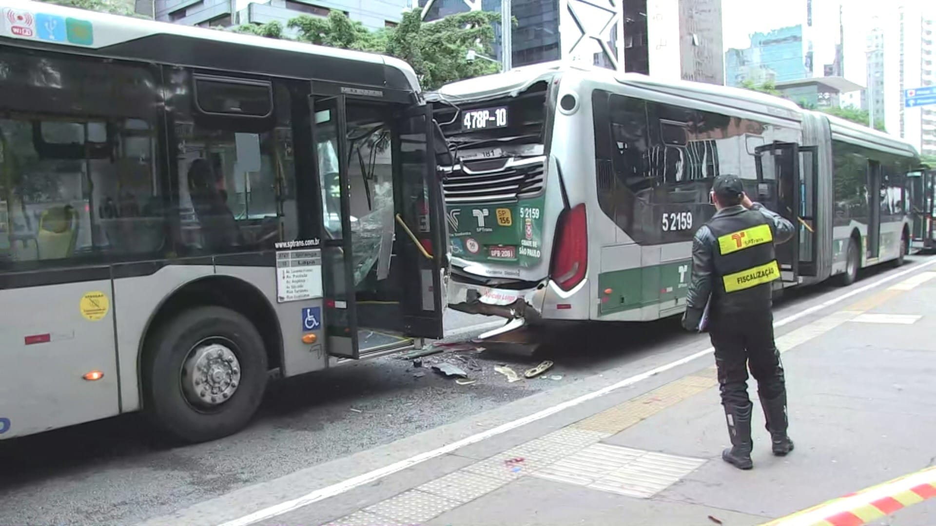Acidente entre dois ônibus deixa 7 feridos na Avenida Paulista, em SP