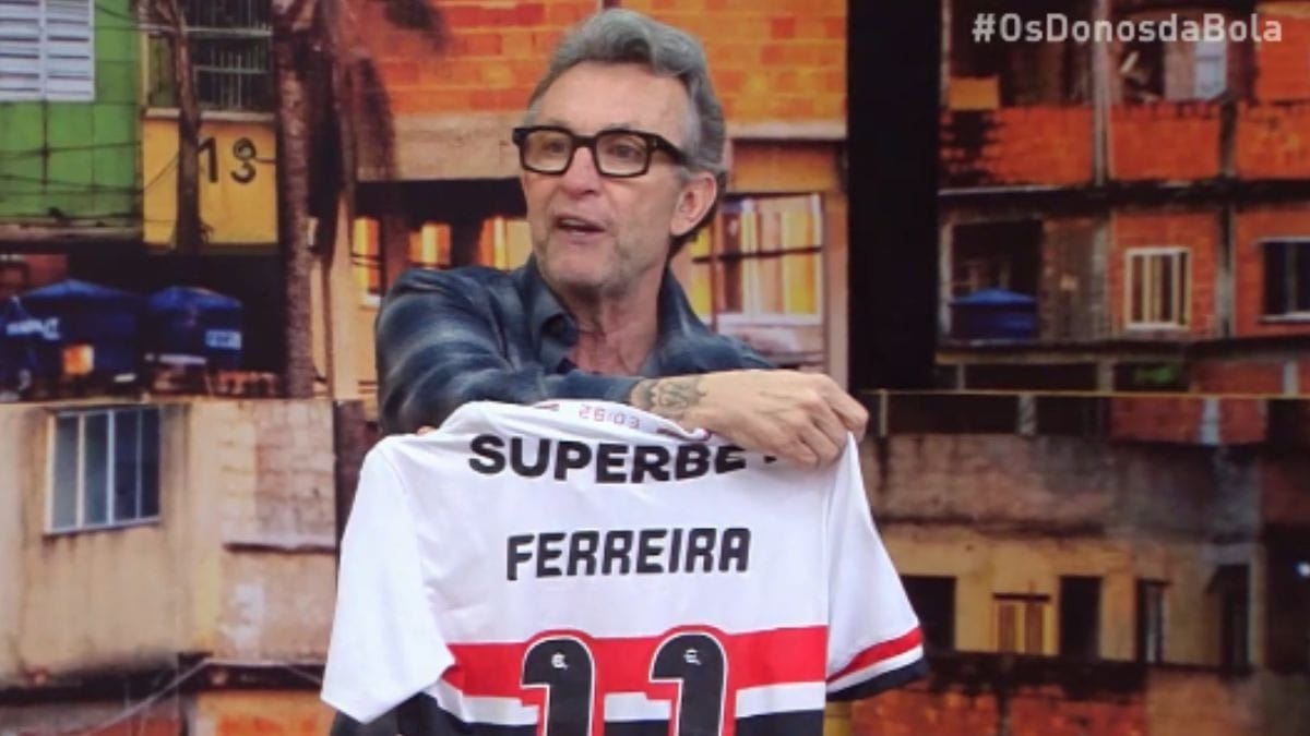 Ferreirinha presenteia Neto com camisa autografada e aumenta expectativa pela tanga