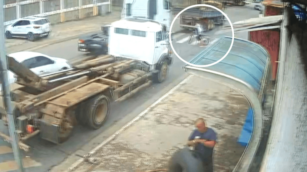 Vídeo: adolescente morre após ser atropelado por caminhão na faixa de pedestre em SP