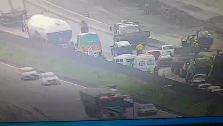 Colisão entre caminhão e carro causa capotamento e interdita faixa na Via Dutra