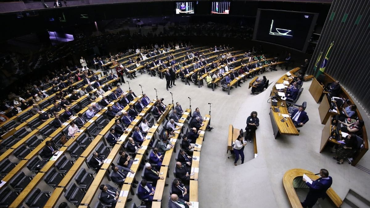 Gleisi diz que projeto da anistia não deve nem ir à discussão no Congresso
