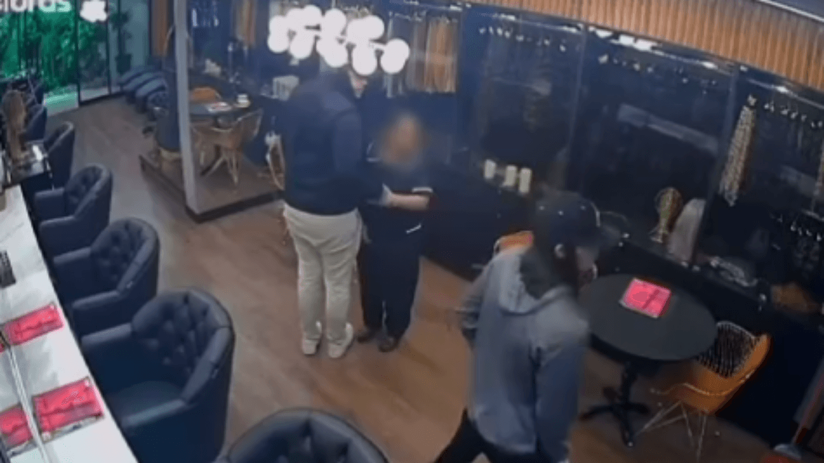 Vídeo: criminosos invadem salão de beleza, rendem funcionária e roubam R$ 400 mil em apliques